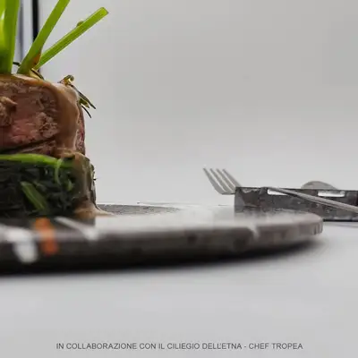 Piatto in pietra lavica particolare per esaltare il cibo