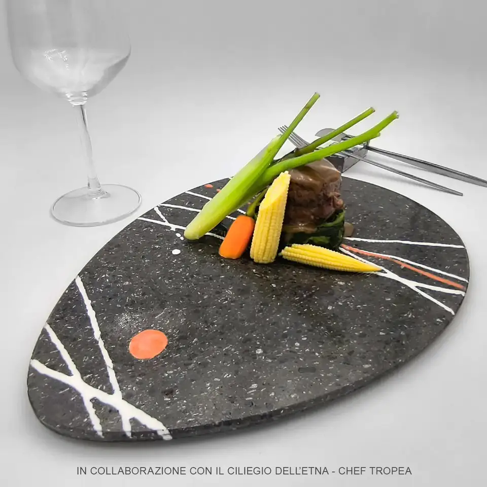 Piatti in pietra lavica per servire pietanze gourmet