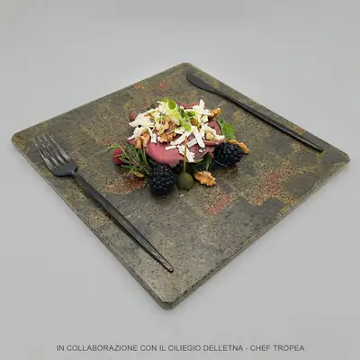 Piatto artigianale in pietra lavica per esperienza culinaria gourmet