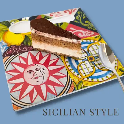Dettaglio di un piatto in ceramica con decoro siciliano