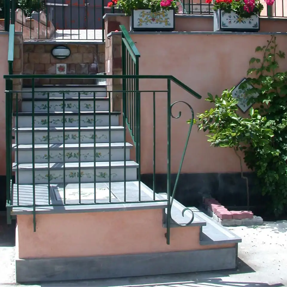 Rivestimento in pietra lavica decorata a mano per scale da esterno