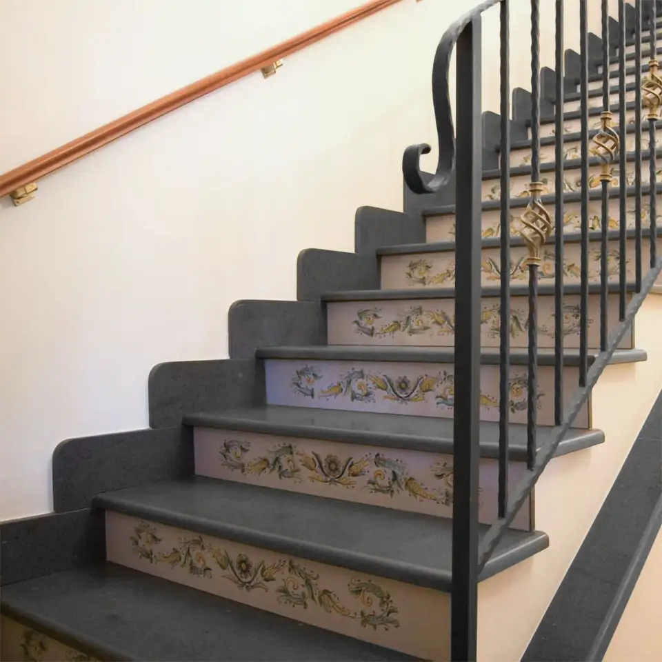 Rivestimento in pietra lavica per scale, pietra lavica ceramizzata e decorata a mano