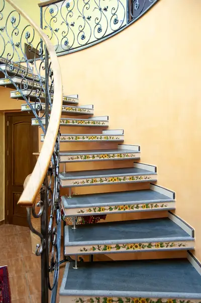 Scala in pietra lavica con scalini sospesi