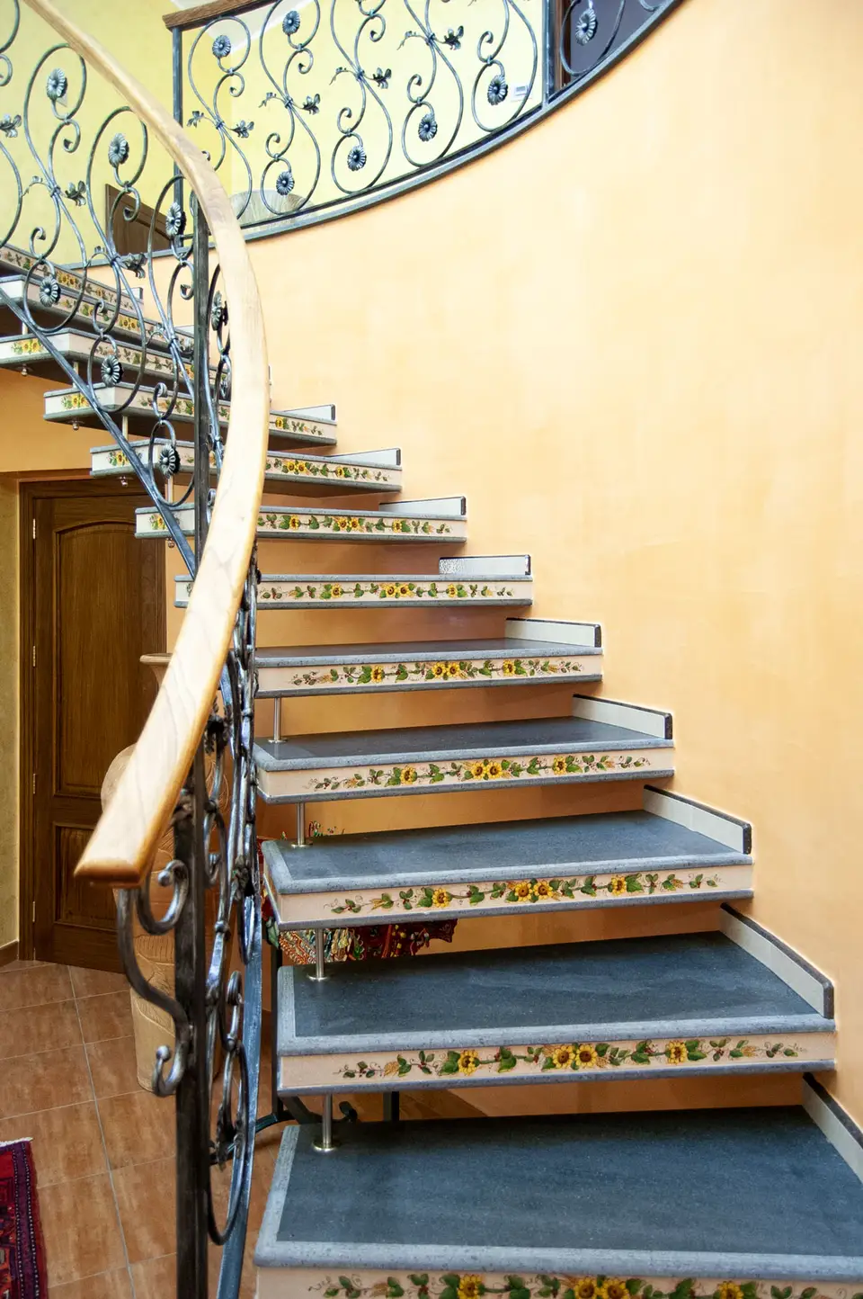 Scala in pietra lavica con scalini sospesi