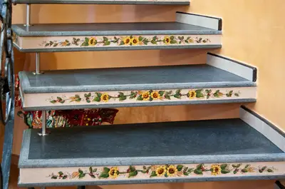 Scala in pietra lavica con scalini sospesi