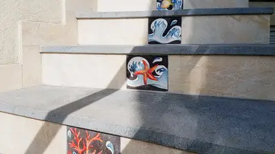 Scala in Pietra Lavica con inserto piastrelle decoro marino