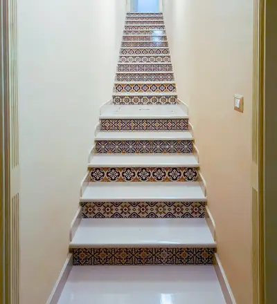 Scala bianca in pietra lavica ceramizzata con piastrelle moderne