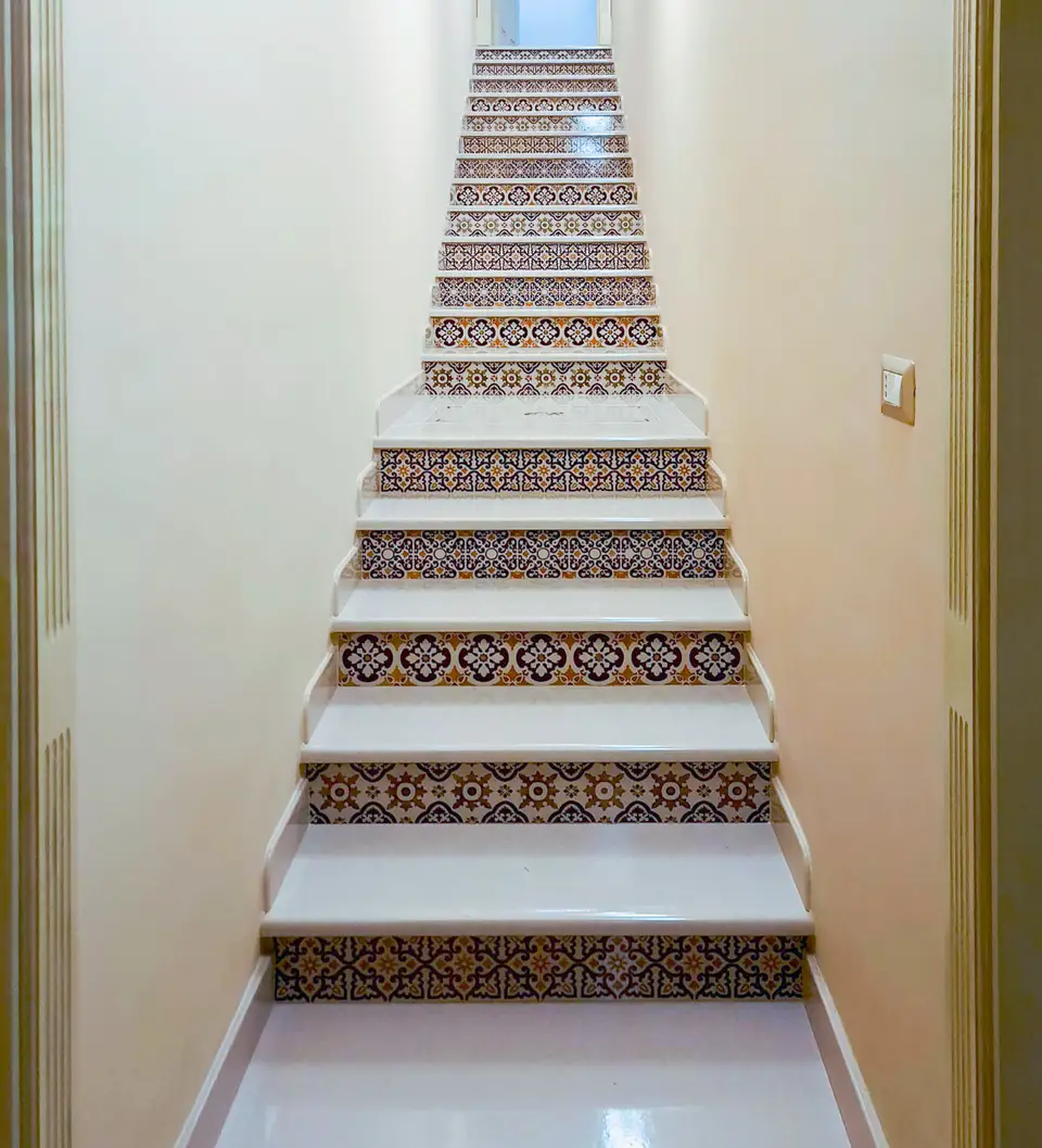Scala bianca in pietra lavica ceramizzata con piastrelle moderne
