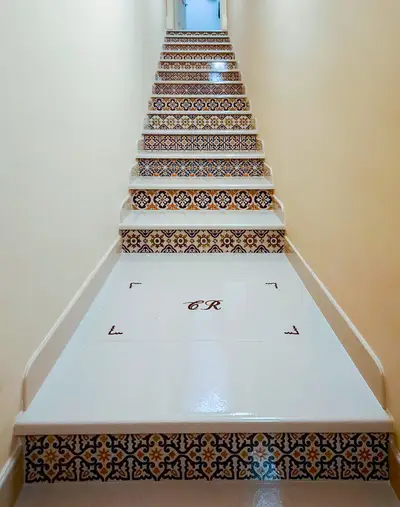 Scala bianca in pietra lavica ceramizzata con piastrelle moderne
