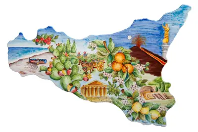 Sicilia realizzata in pietra lavica dell'Etna decorata a mano