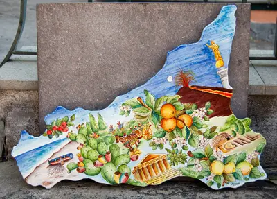 Sicilia in pietra lavica sagomata e decorata a mano