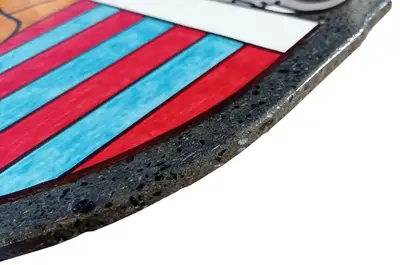Targa personalizzata decorata a mano in pietra lavica ceramizzata forma scudetto