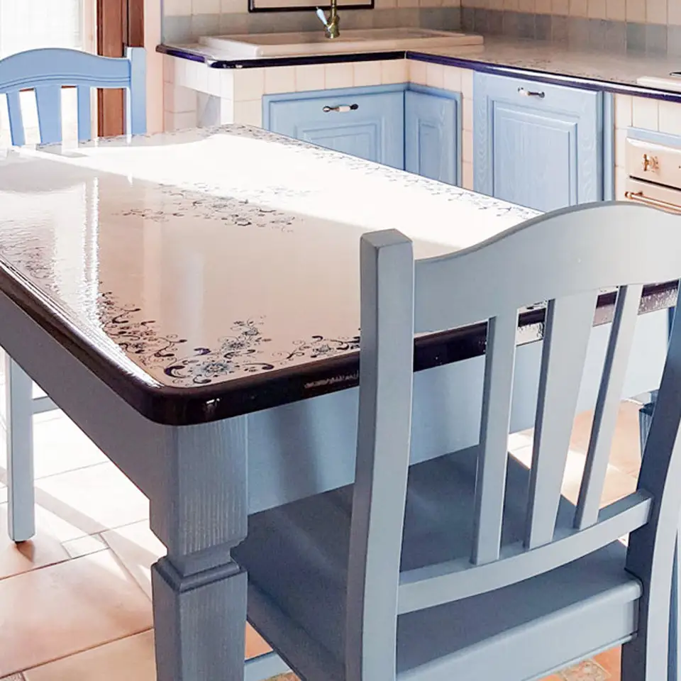 Tavolo in legno massello colore azzurro con top in pietra lavica decorata a mano