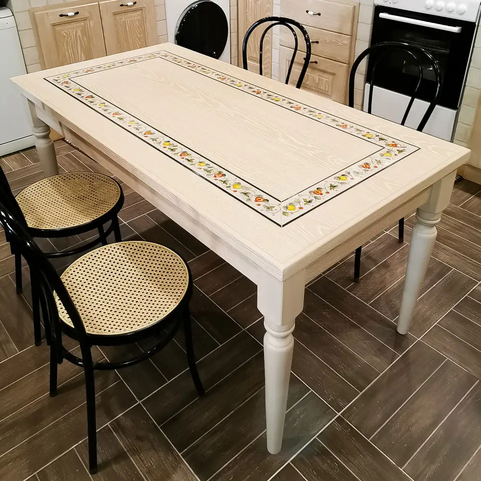 tavolo legno con inserto in pietra decorato