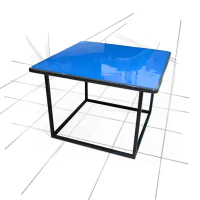 Tavolo quadrato in pietra lavica blu, con piano lucido e base in metallo nero.