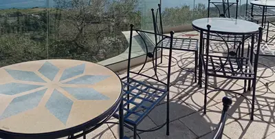 Tavoli in pietra lavica rotondi in fotoceramic a Taormina
