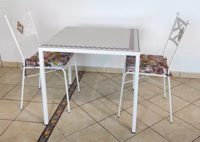 tavolo bianco con piano in pietra lavica
