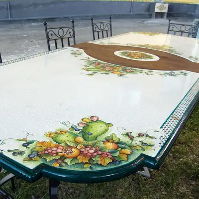 tavolo rettangolare in pietra lavica decorata a mano e legno massello, realizzazione su misura.