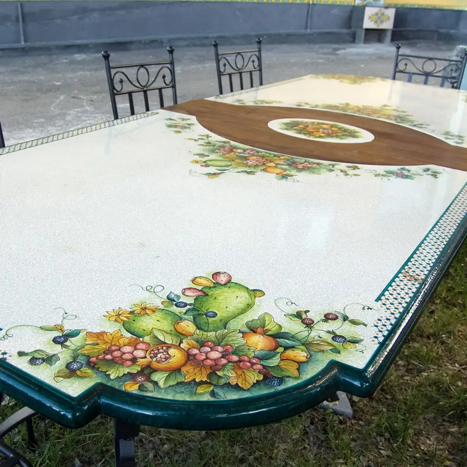 tavolo rettangolare in pietra lavica decorata a mano e legno massello, realizzazione su misura.