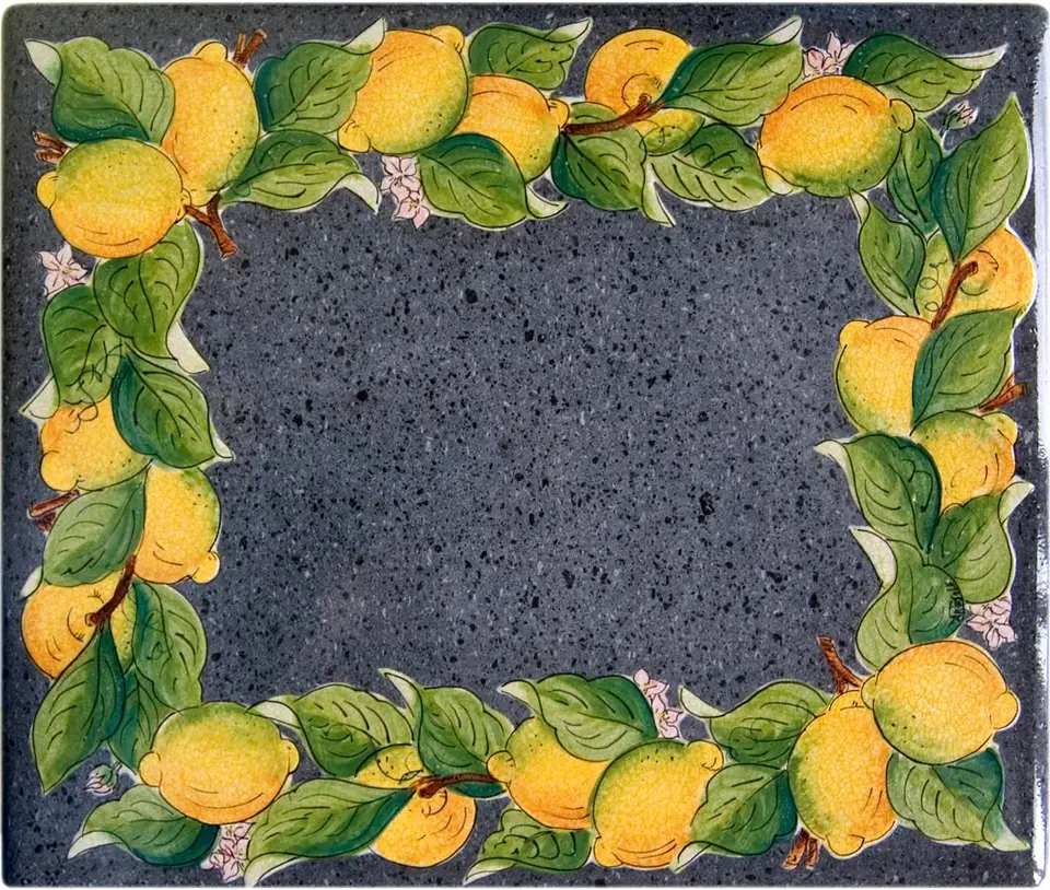 tavolo in pietra lavica rettangolare con sfondo pietra lucida e decoro limoni