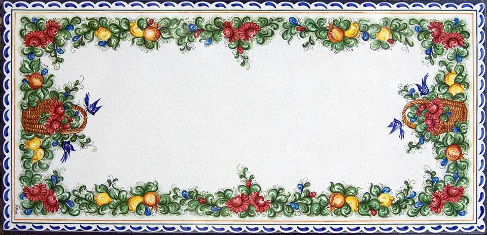 Piano rettangolare in pietra lavica con una bordura di frutta e fiori intorno al centro chiaro