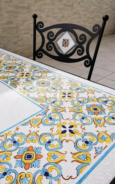 decorazione su pietra lavica dipinta a mano