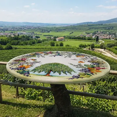 tavolo in pietra lavica con decoro olmo