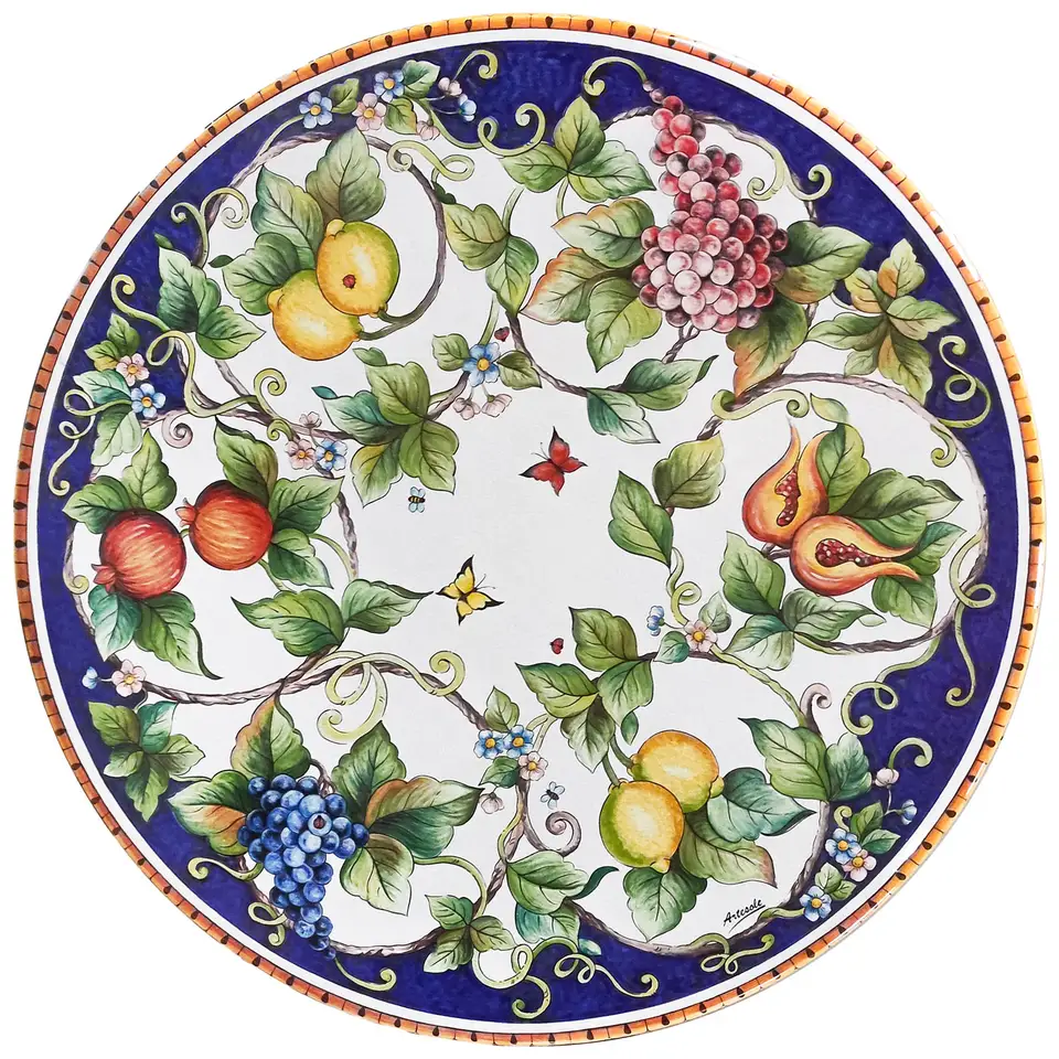 tavolo in pietra lavica limoni e uva in blu