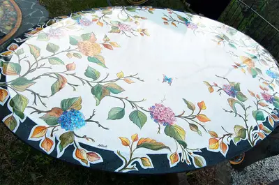 tavolo ovale in pietra lavica con bordo largo lucido e piano decorato a mano
