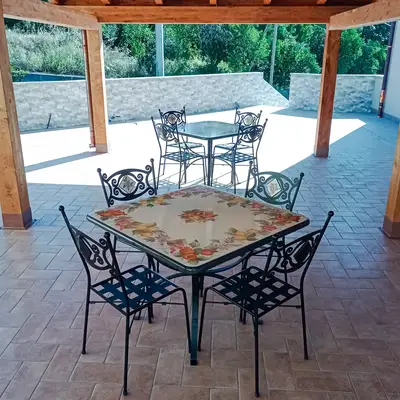 Tavoli in pietra lavica su terrazzo