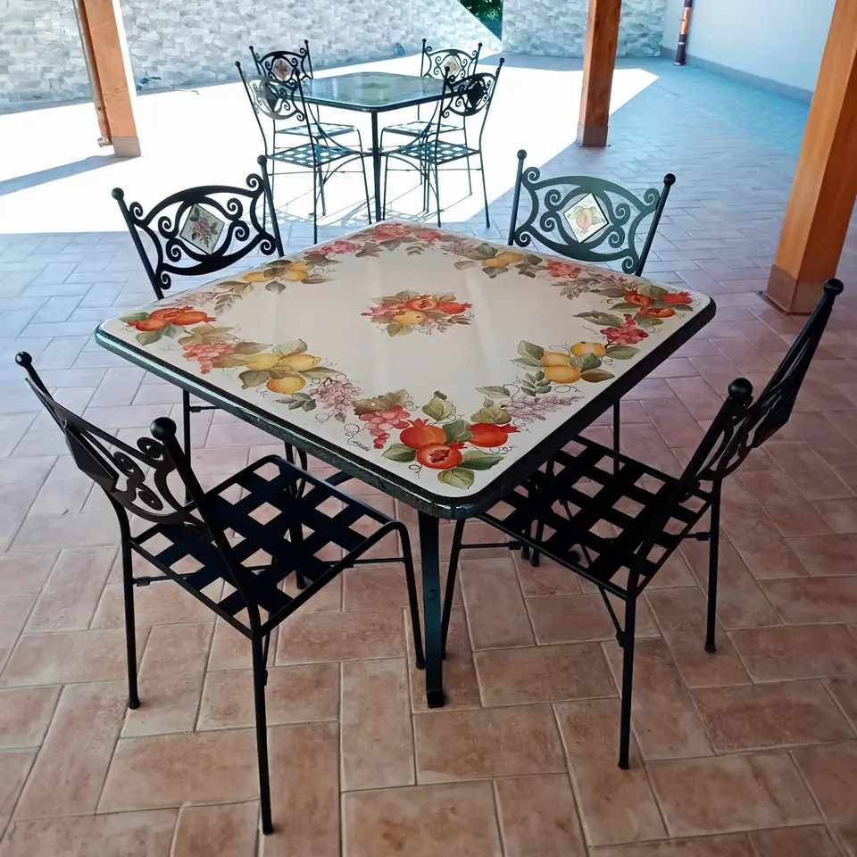 Tavolo in pietra lavica su terrazzo