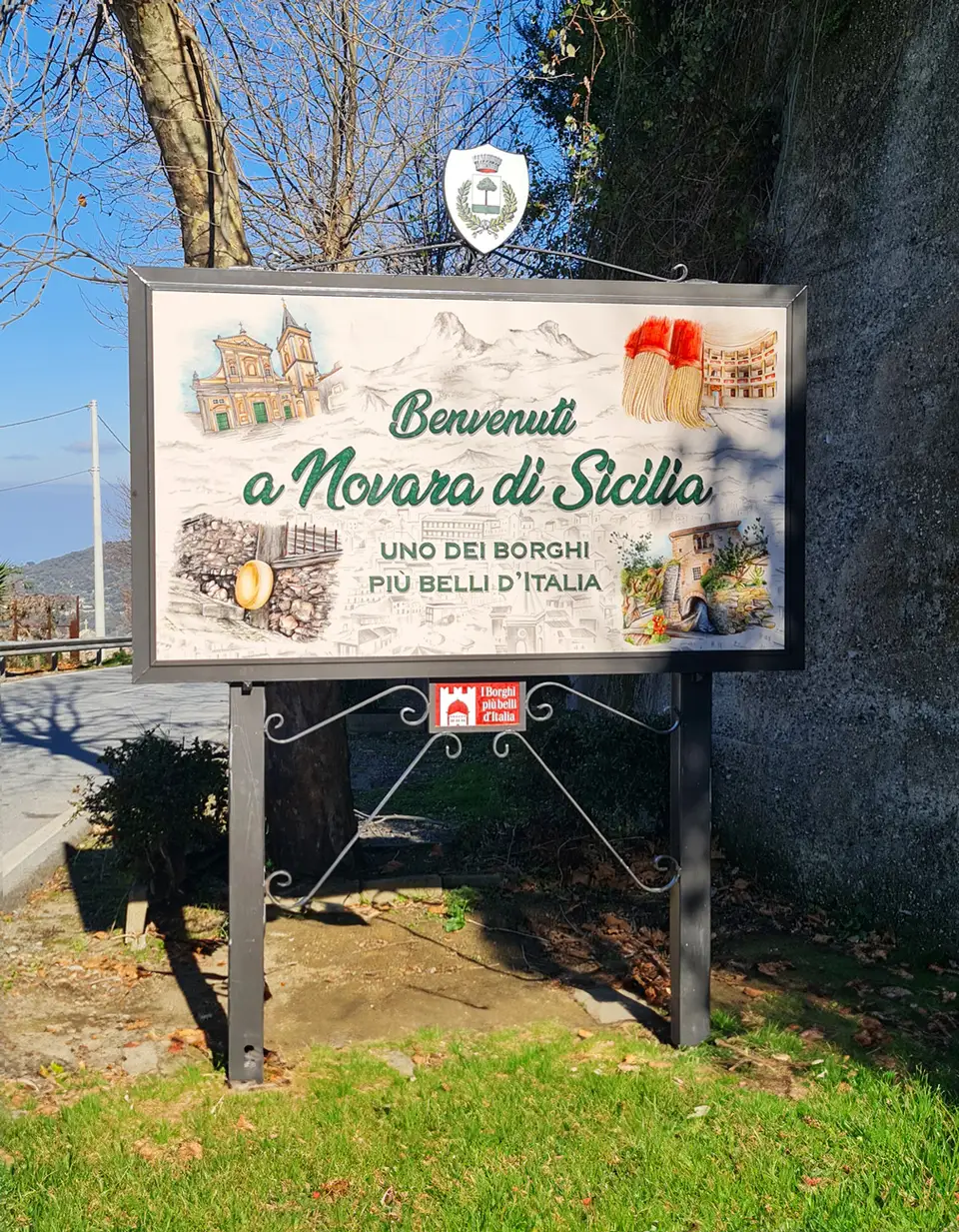 Targa toponomastica in pietra lavica Benvenuti a Novara di Sicilia