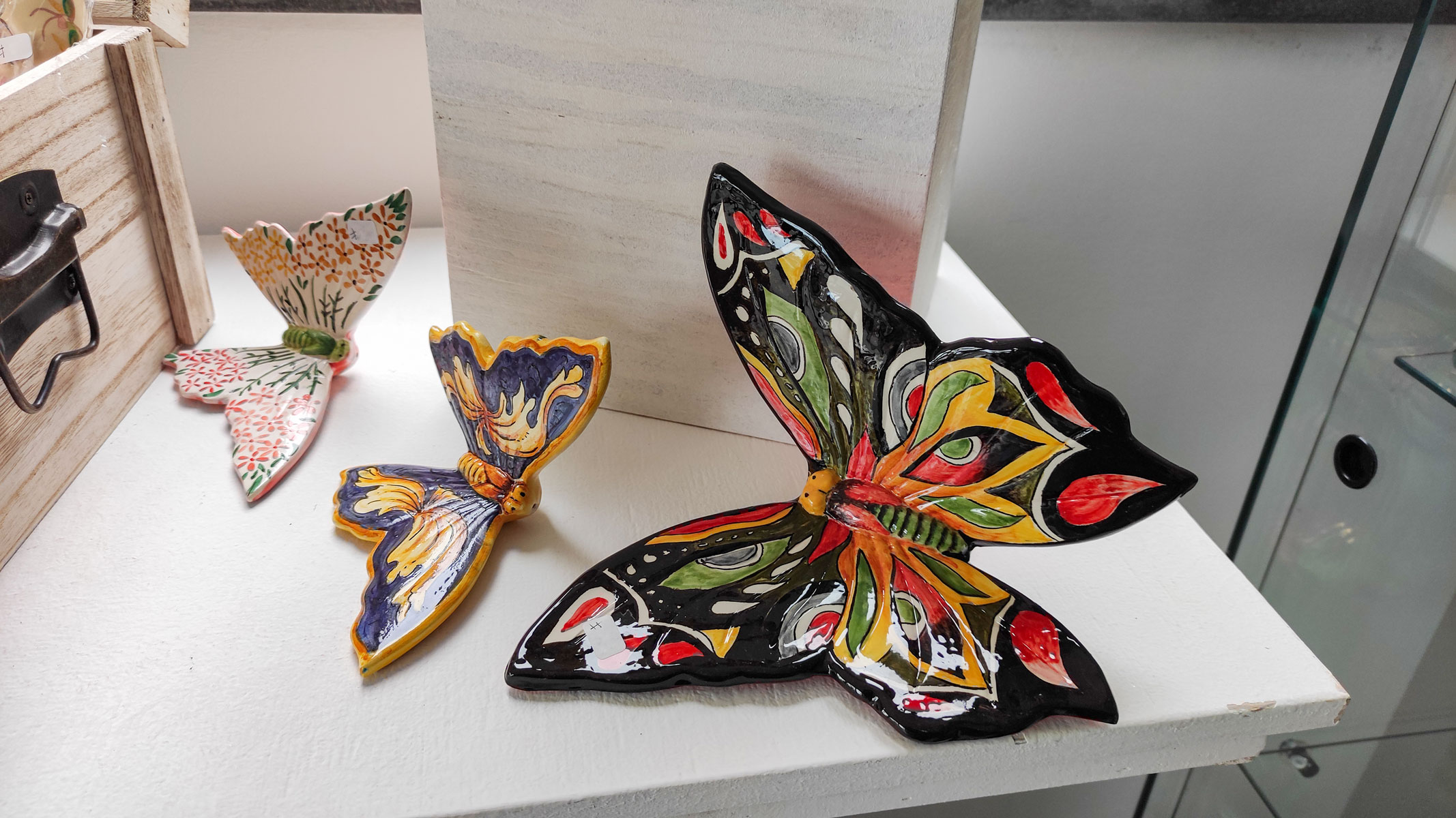 Farfalle in ceramica decorate a mano