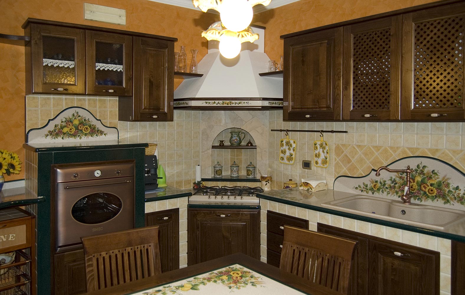 angolo cucina con forno alto e piani in pietra lavica