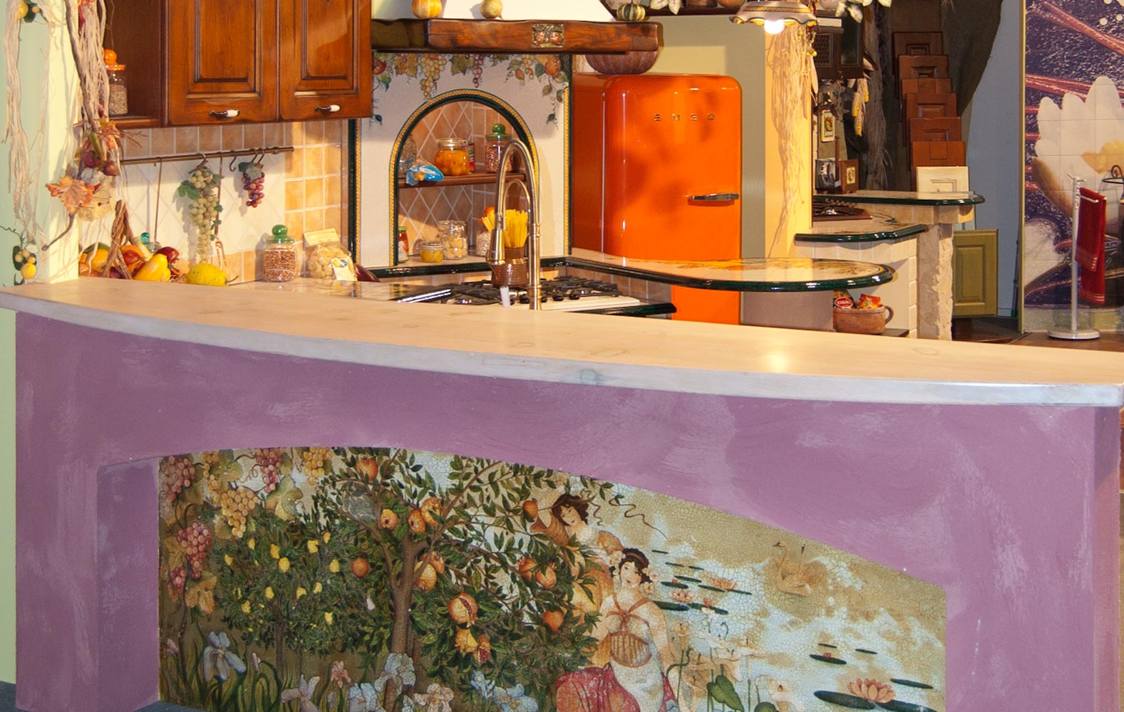 penisola cucina con pannello artistico decorato a mano