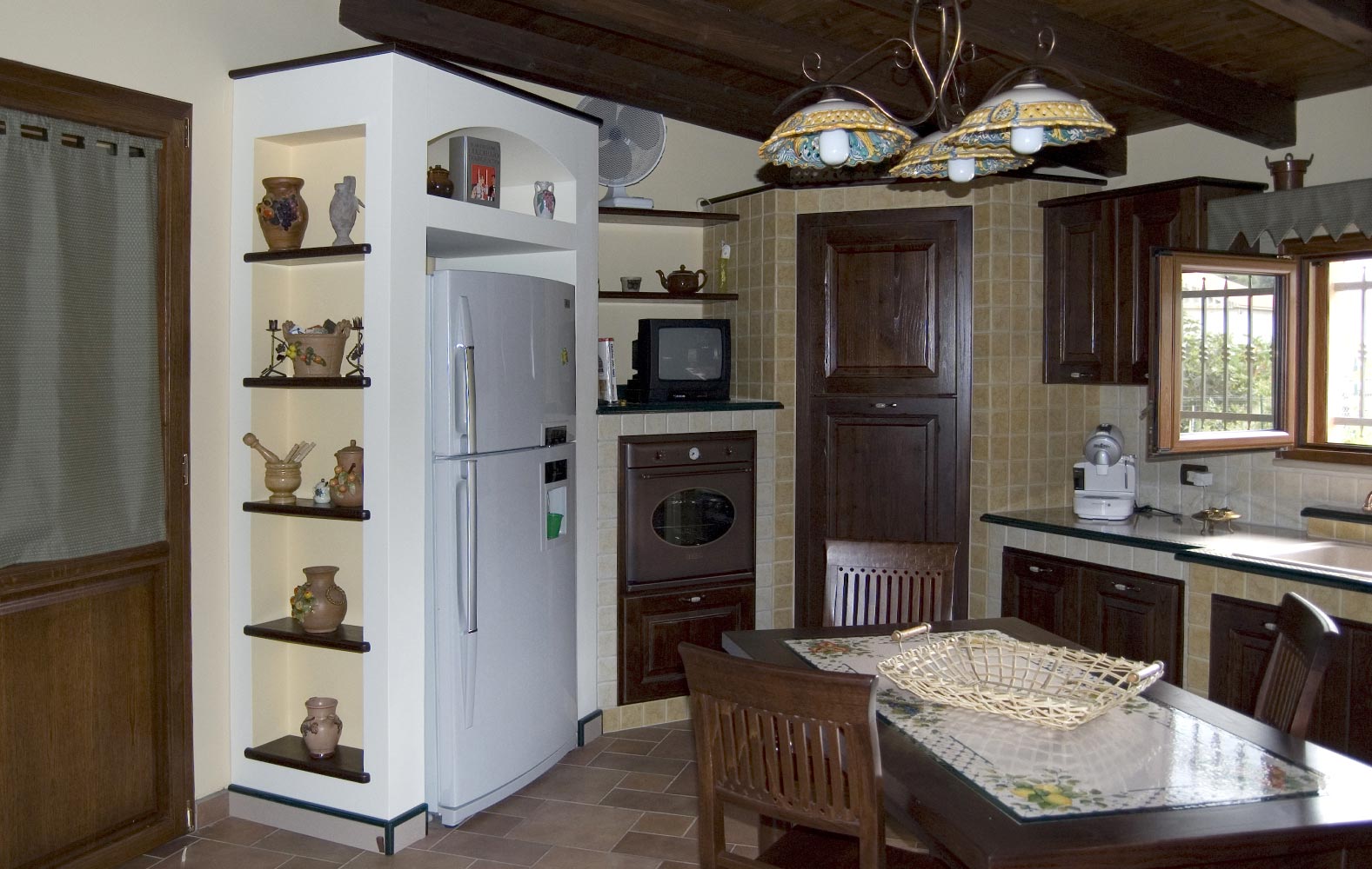 cucina con colonna frigo, forno alto e dispensa 