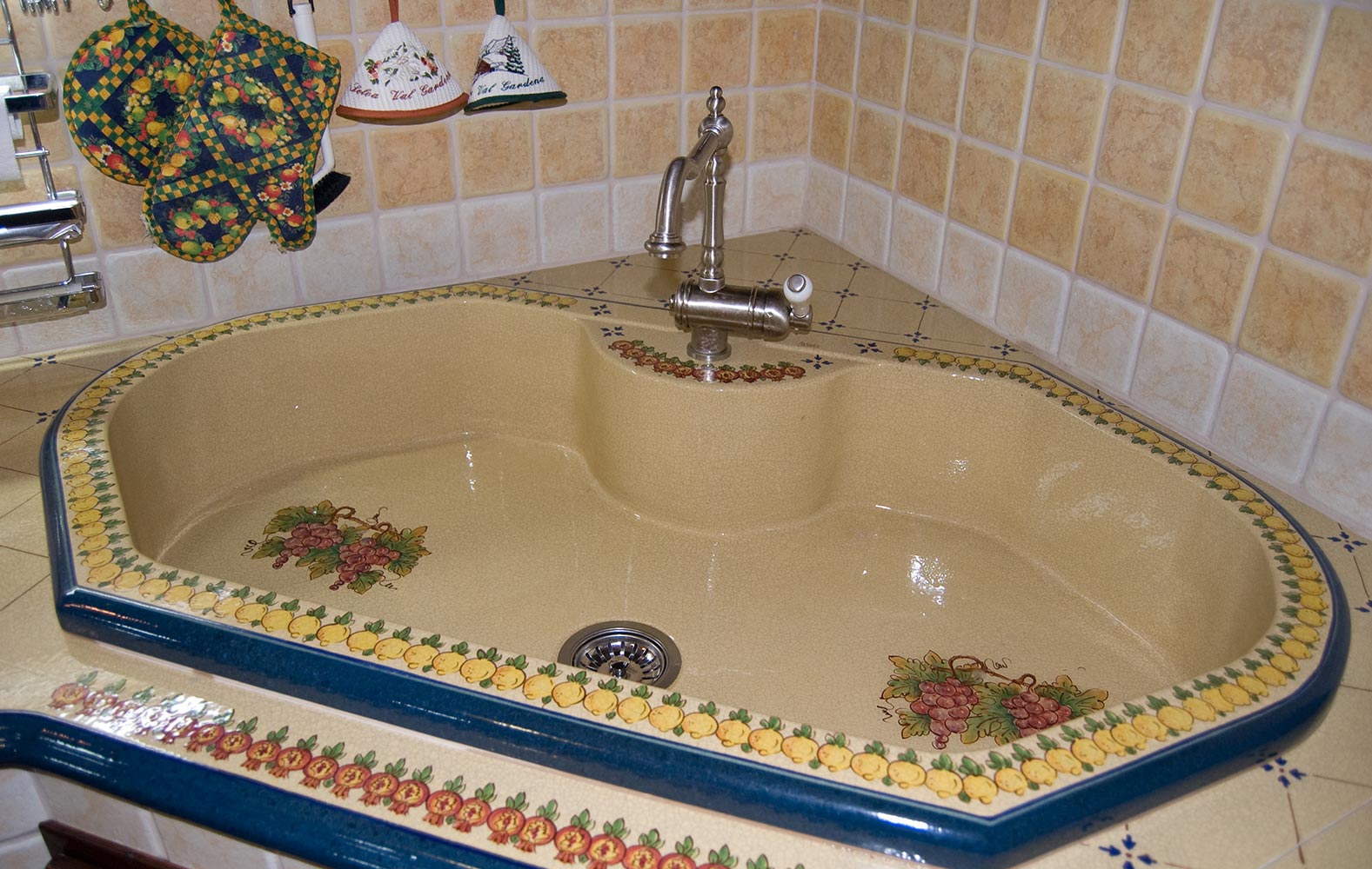 lavello monoblocco in pietra lavica una vasca decorato a mano