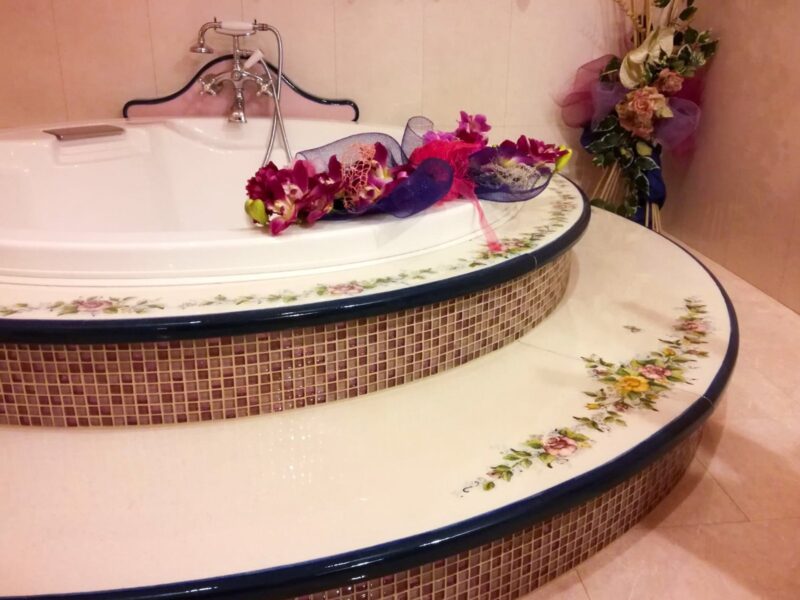 Vasca da bagno con decoro floreale decorata a mano