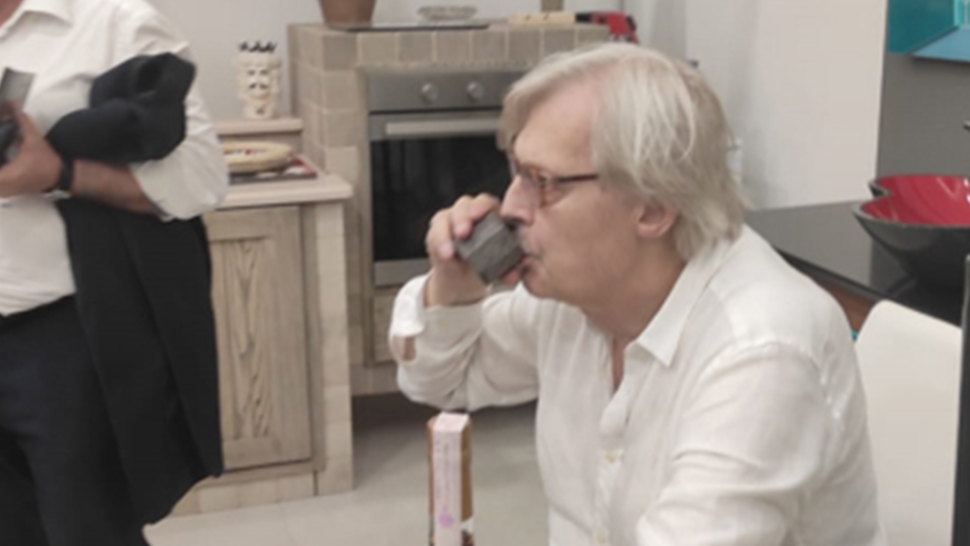 Il Professore Vittorio Sgarbi assaggia un delizioso vino in uno dei nostri bicchieri in pietra lavica con interno ceramizzato.