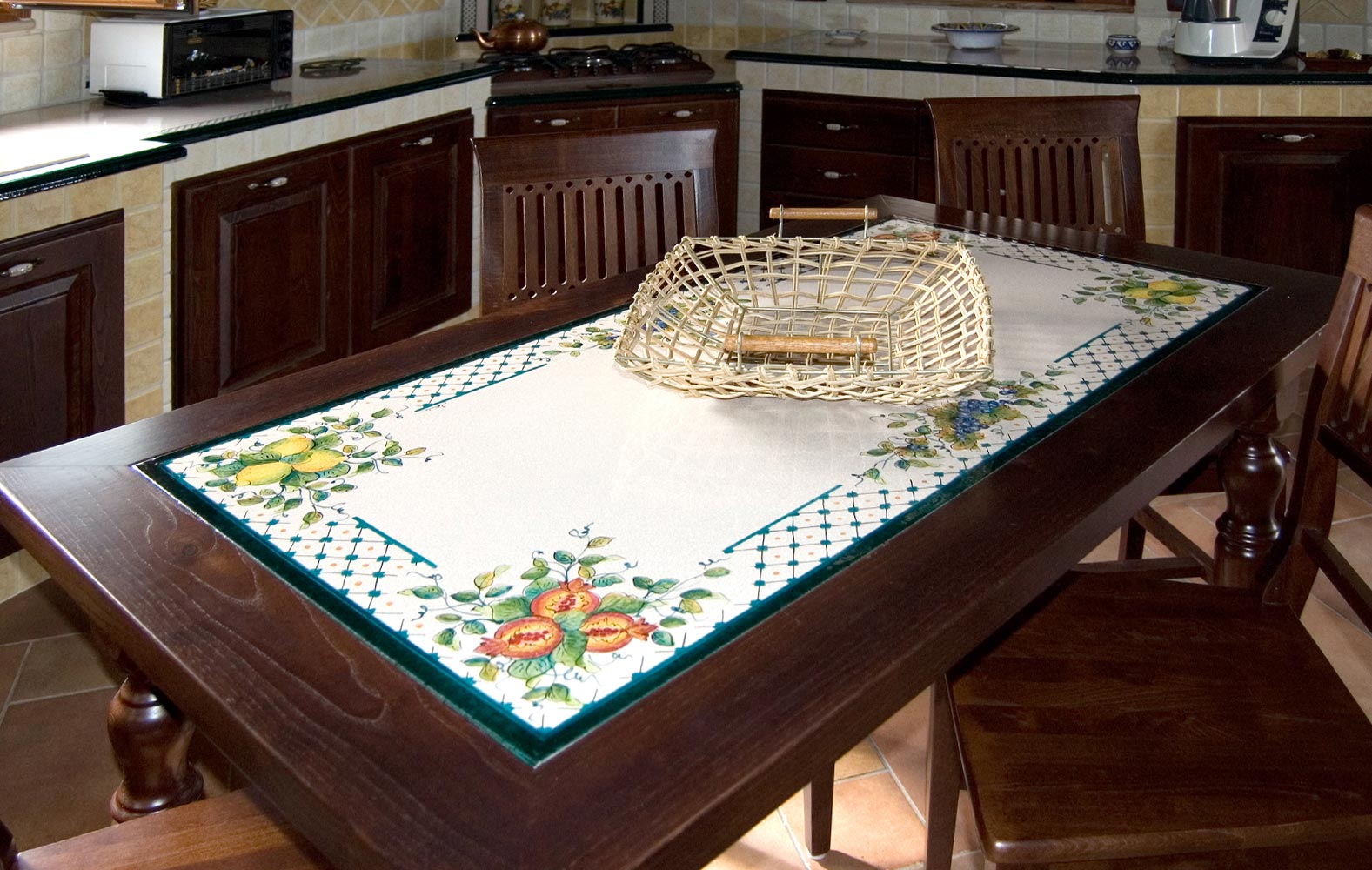 cucina con tavolo in legno massello e pietra lavica