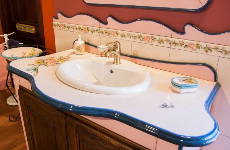 mobile bagno con top decorato in stile Caltagirone