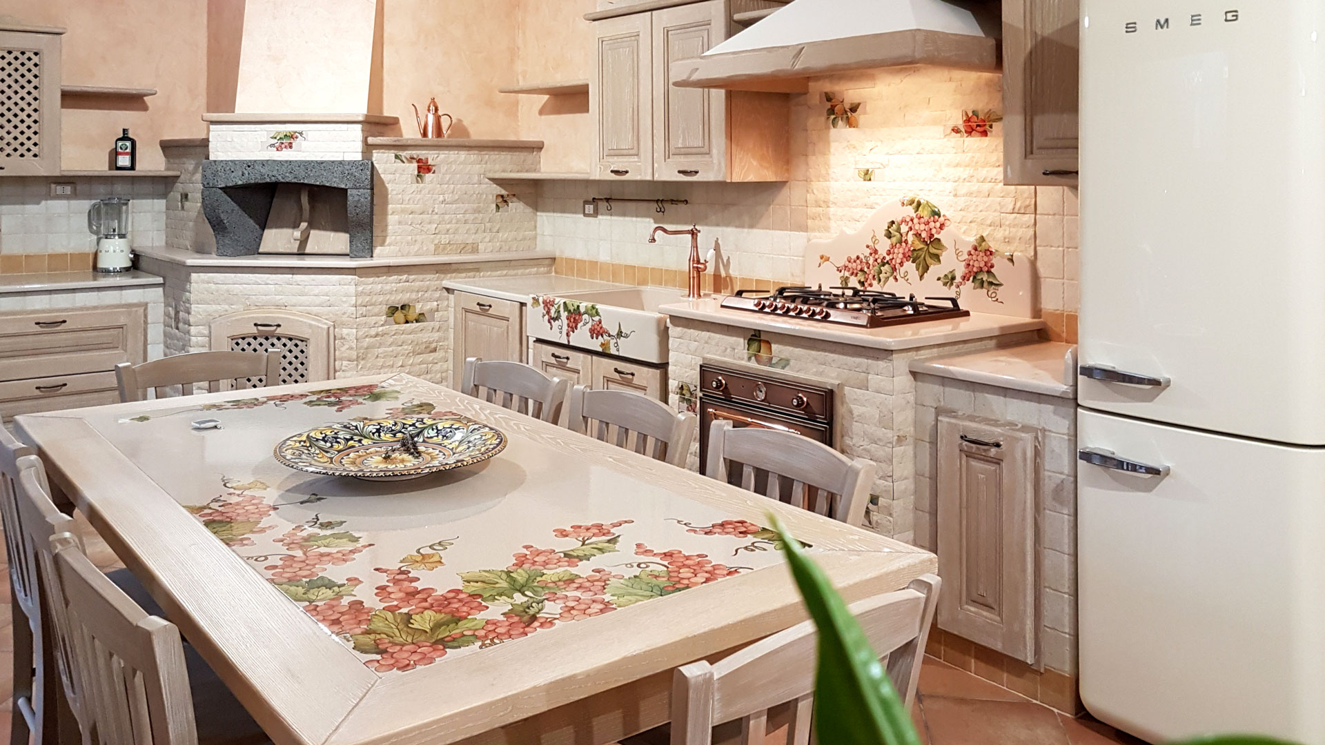 cucina dallo stile Siciliano con top e tavolo in pietra lavica decorati a mano