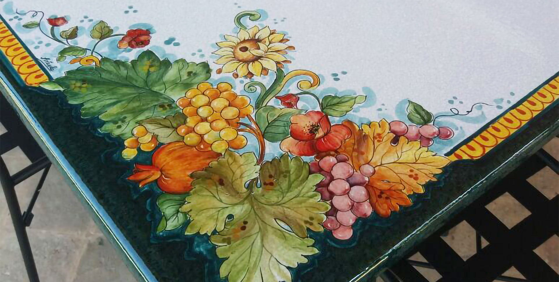 particolare decoro dipinto a mano su tavolo da giardino in pietra lavica rettangolare
