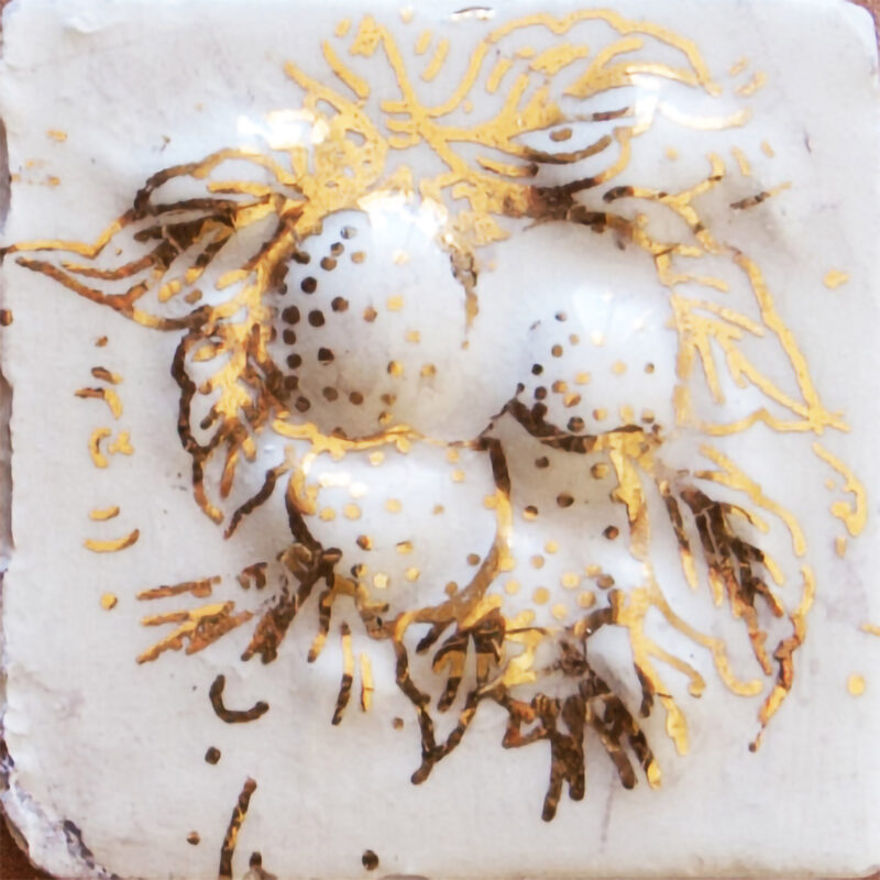 mattonella a rilievo limoni per mosaico con perfilo in oro terzo fuoco