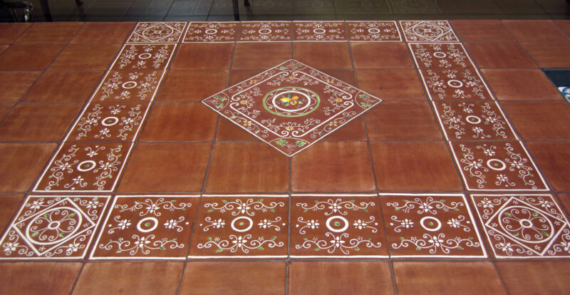 pavimentazione con mattonelle in cotto decorate a mano
