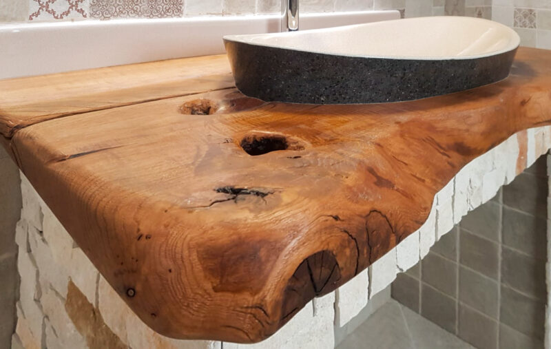 Piano bagno in legno massello con lavello in pietra lavica