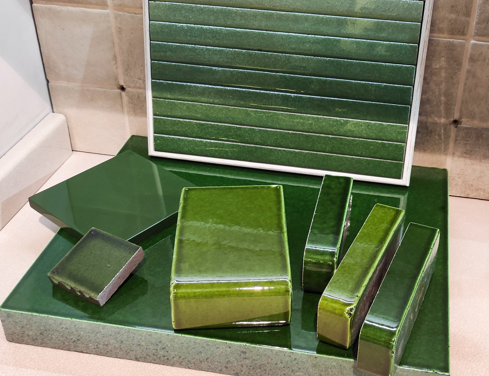 Rivestimenti per top in pietra lavica verde per cucine moderne, bagno, pavimenti, piscine e rivestimenti interior/exterior design