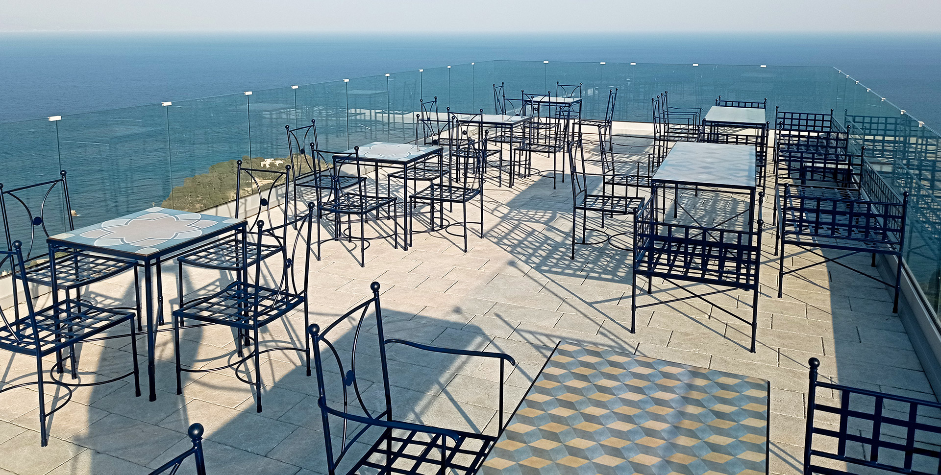 Tavoli in pietra lavica quadrati e rettangolari in fotoceramica presenti a Taormina