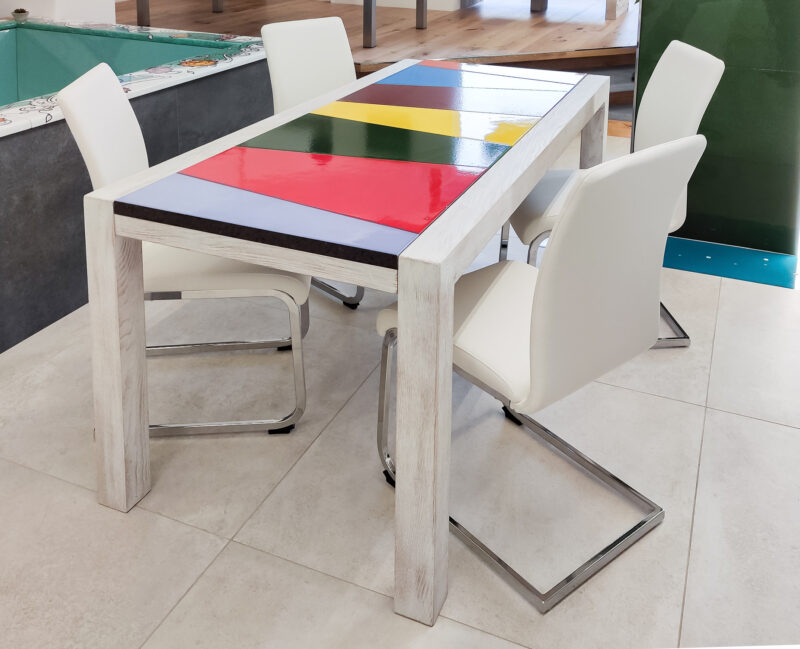 tavolo in legno con inserti in pietra lavica