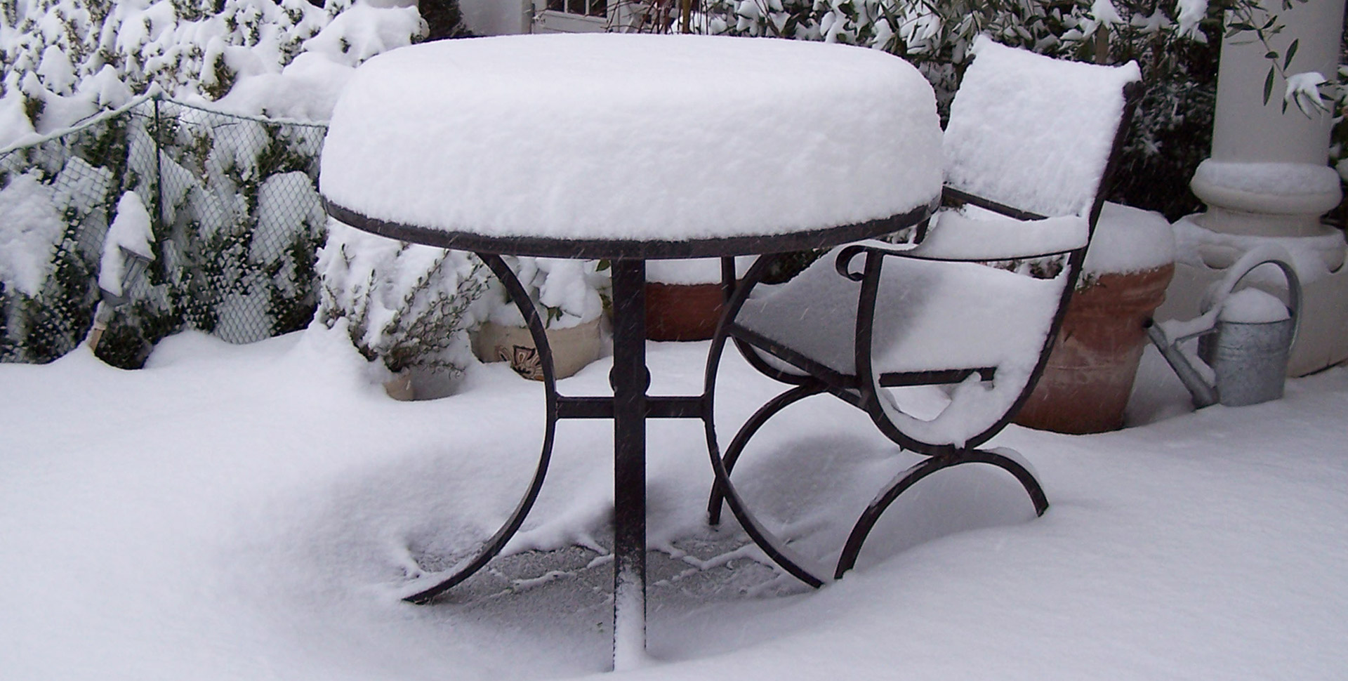 tavolo in pietra lavica con neve
